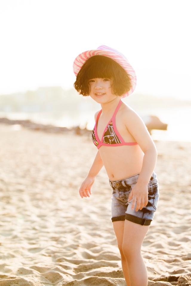 Mẹ con Thúy Nga mặc bikini khoe dáng trên bãi biển