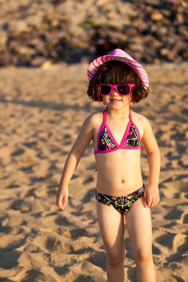 Mẹ con Thúy Nga mặc bikini khoe dáng trên bãi biển