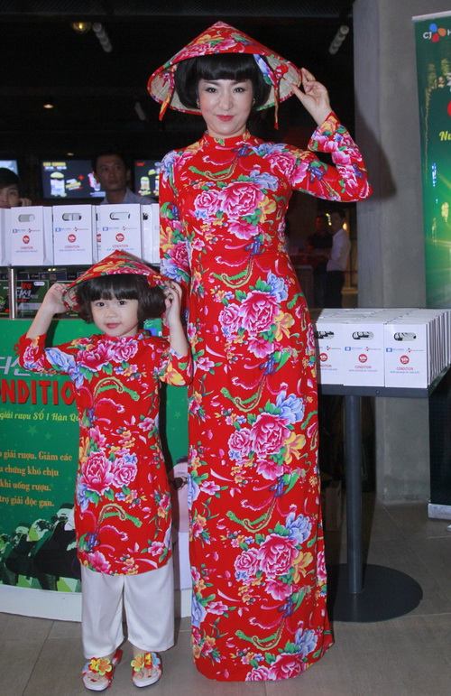 Mẹ con Thúy Nga mặc bikini khoe dáng trên bãi biển