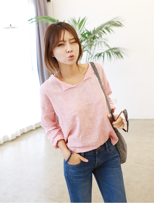 Nàng công sở đẹp dịu dàng thanh lịch với áo sơ mi đơn sắc 