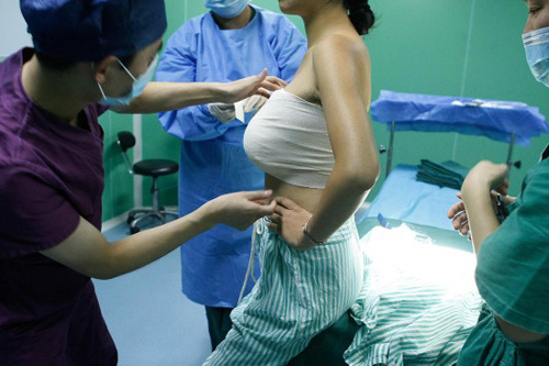 bà mẹ trẻ trung quốc chết khi đang tái tạo ngực