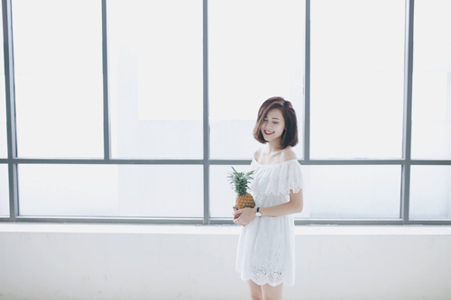 áo trễ vai hoàng thùy linh