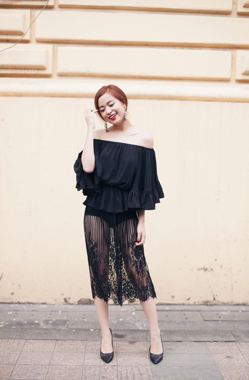 áo trễ vai hoàng thùy linh