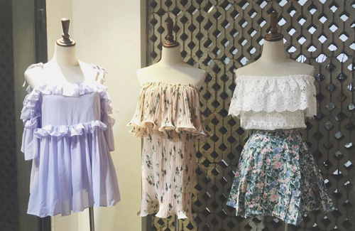 áo trễ vai hoàng thùy linh