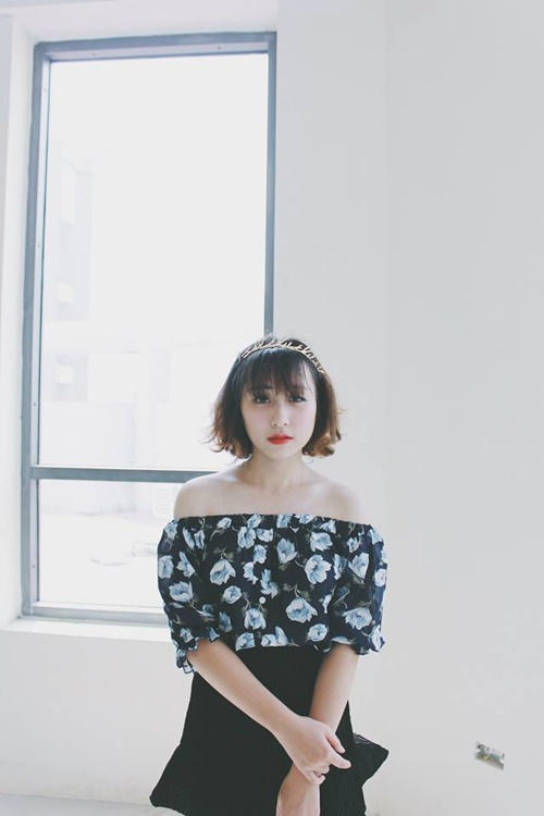áo trễ vai hoàng thùy linh