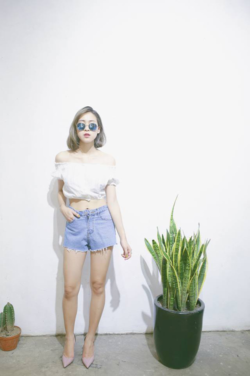 áo trễ vai hoàng thùy linh