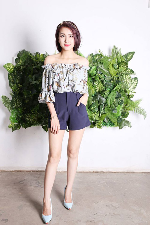áo trễ vai hoàng thùy linh