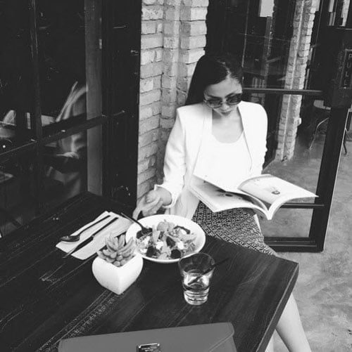 Hà Tăng tái xuất với loạt đồ tự thiết kế tuyệt xinh