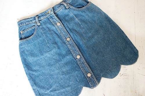 Chế váy denim cũ rích thành 2 kiểu đầm sành điệu