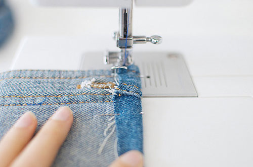Chế váy denim cũ rích thành 2 kiểu đầm sành điệu