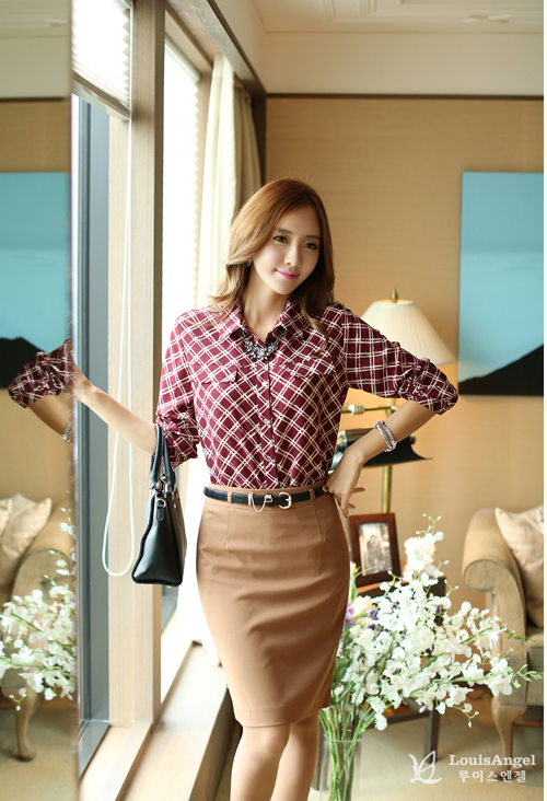 Đến công sở đầy trẻ trung tươi mới với áo sơ mi họa tiết