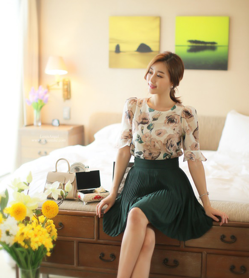 Đến công sở đầy trẻ trung tươi mới với áo sơ mi họa tiết