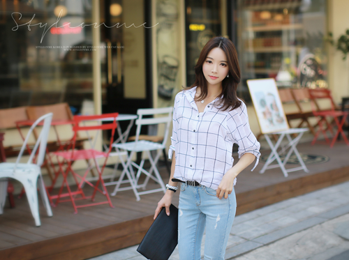 Đến công sở đầy trẻ trung tươi mới với áo sơ mi họa tiết