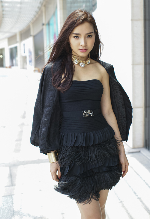 Gu thời trang trẻ trung, gợi cảm của Phương Trinh Jolie