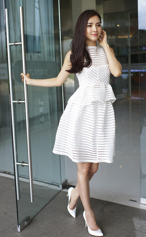 Gu thời trang trẻ trung, gợi cảm của Phương Trinh Jolie