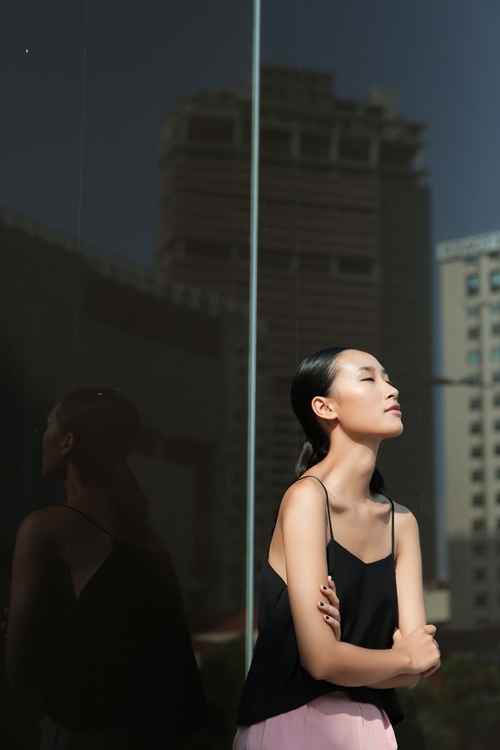 Trang Khiếu gợi ý cách mặc áo hai dây cho vóc dáng cao gầy