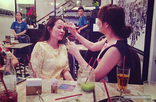 Mẹ hoa hậu Kỳ Duyên Tú Anh và Huyền My 2