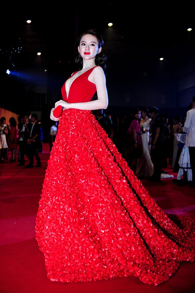 Angela Phương Trinh và những lần mặc nhức mắt khoe vòng 1 quá đ