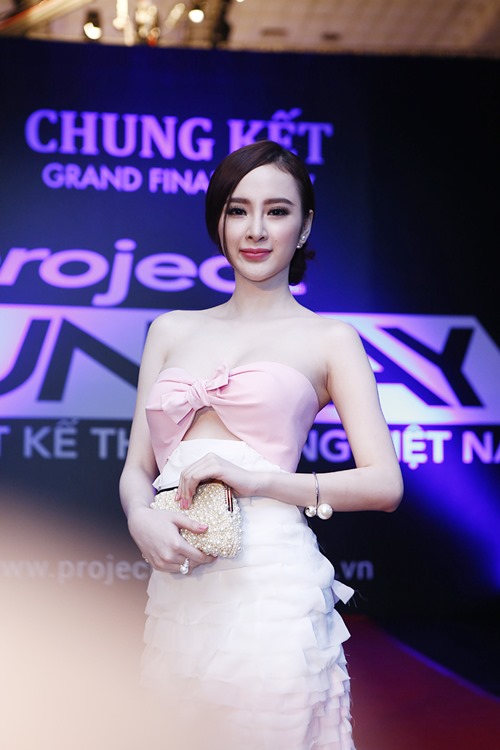 Angela Phương Trinh và những lần mặc nhức mắt khoe vòng 1 quá đ