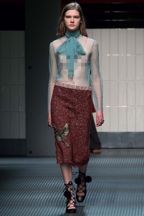 Đỏ mặt với những thiết kế xuyên thấu trong BST Thu 2015 của Gucci