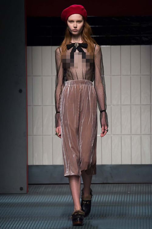 Đỏ mặt với những thiết kế xuyên thấu trong BST Thu 2015 của Gucci