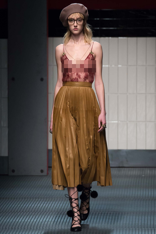 Đỏ mặt với những thiết kế xuyên thấu trong BST Thu 2015 của Gucci