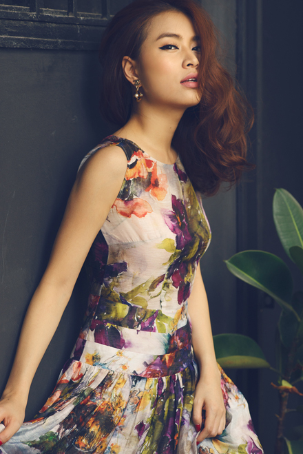 Hoàng Thùy Linh khoe đường cong gợi cảm với váy ôm body