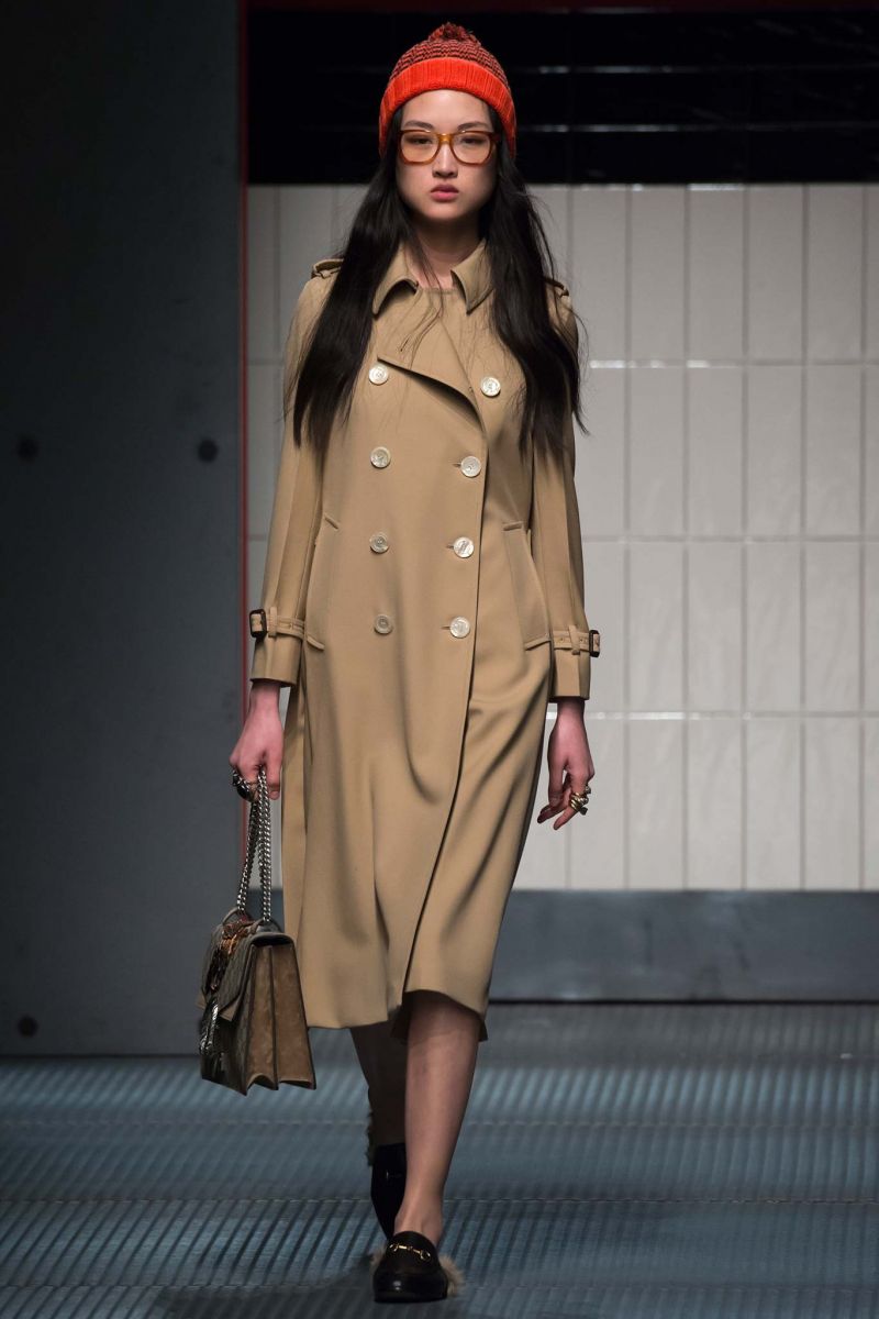 Đỏ mặt với những thiết kế xuyên thấu trong BST Thu 2015 của Gucci