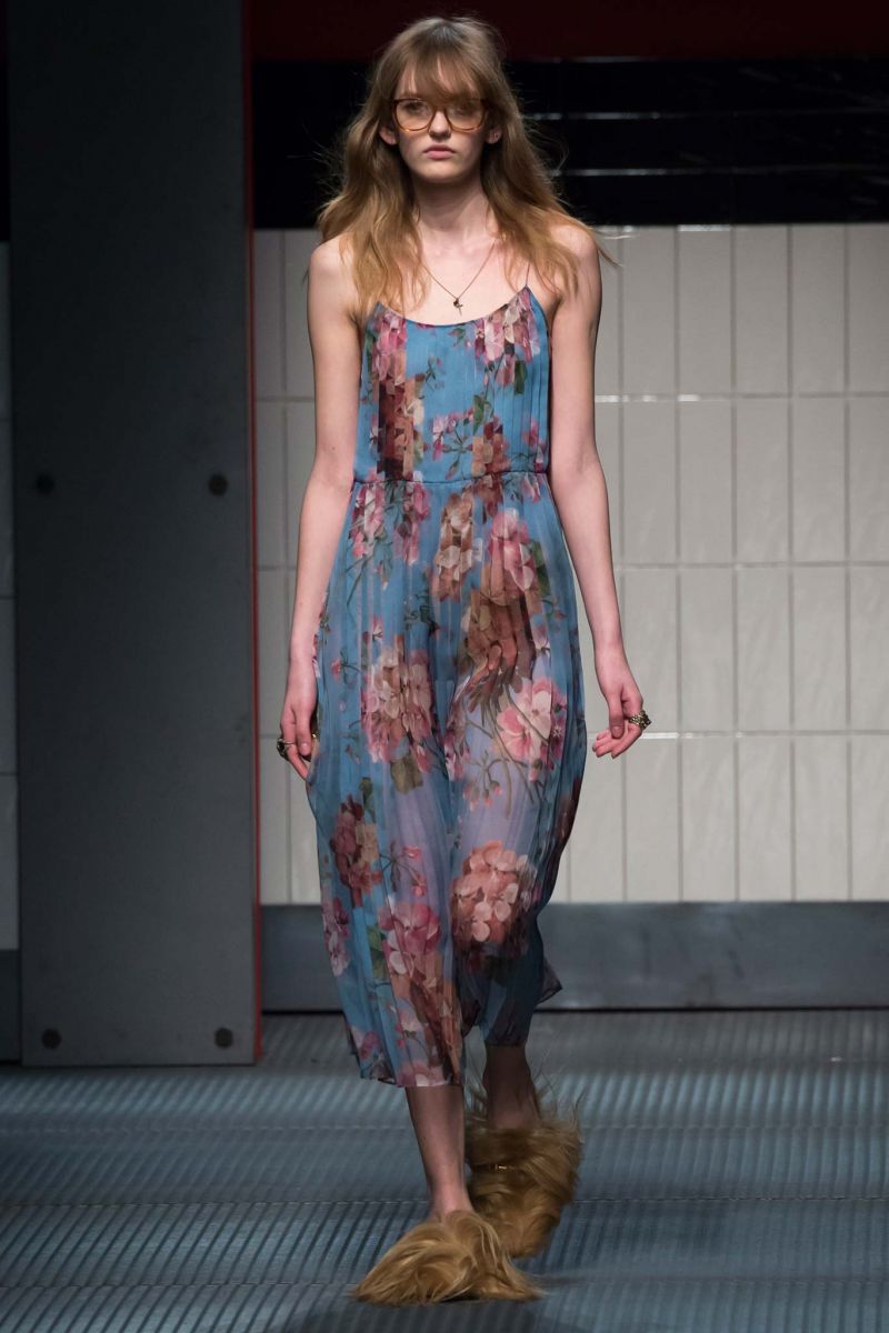 Đỏ mặt với những thiết kế xuyên thấu trong BST Thu 2015 của Gucci