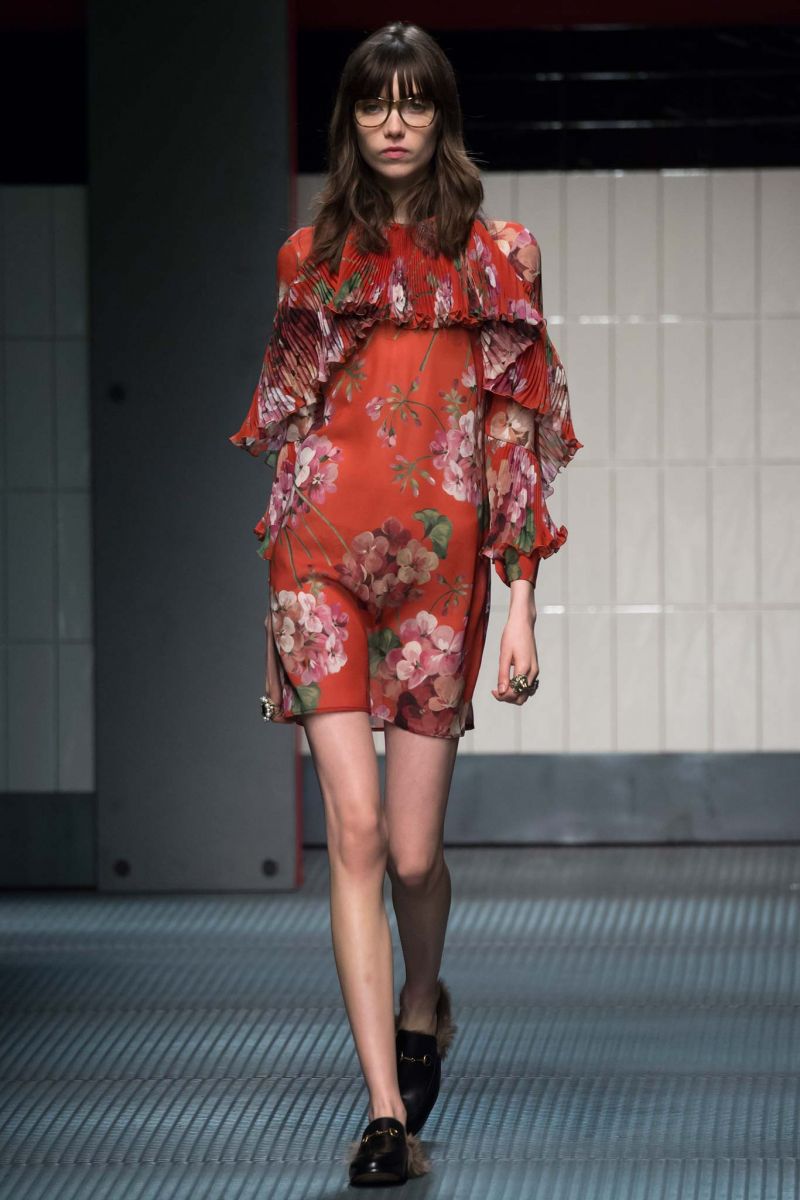 Đỏ mặt với những thiết kế xuyên thấu trong BST Thu 2015 của Gucci