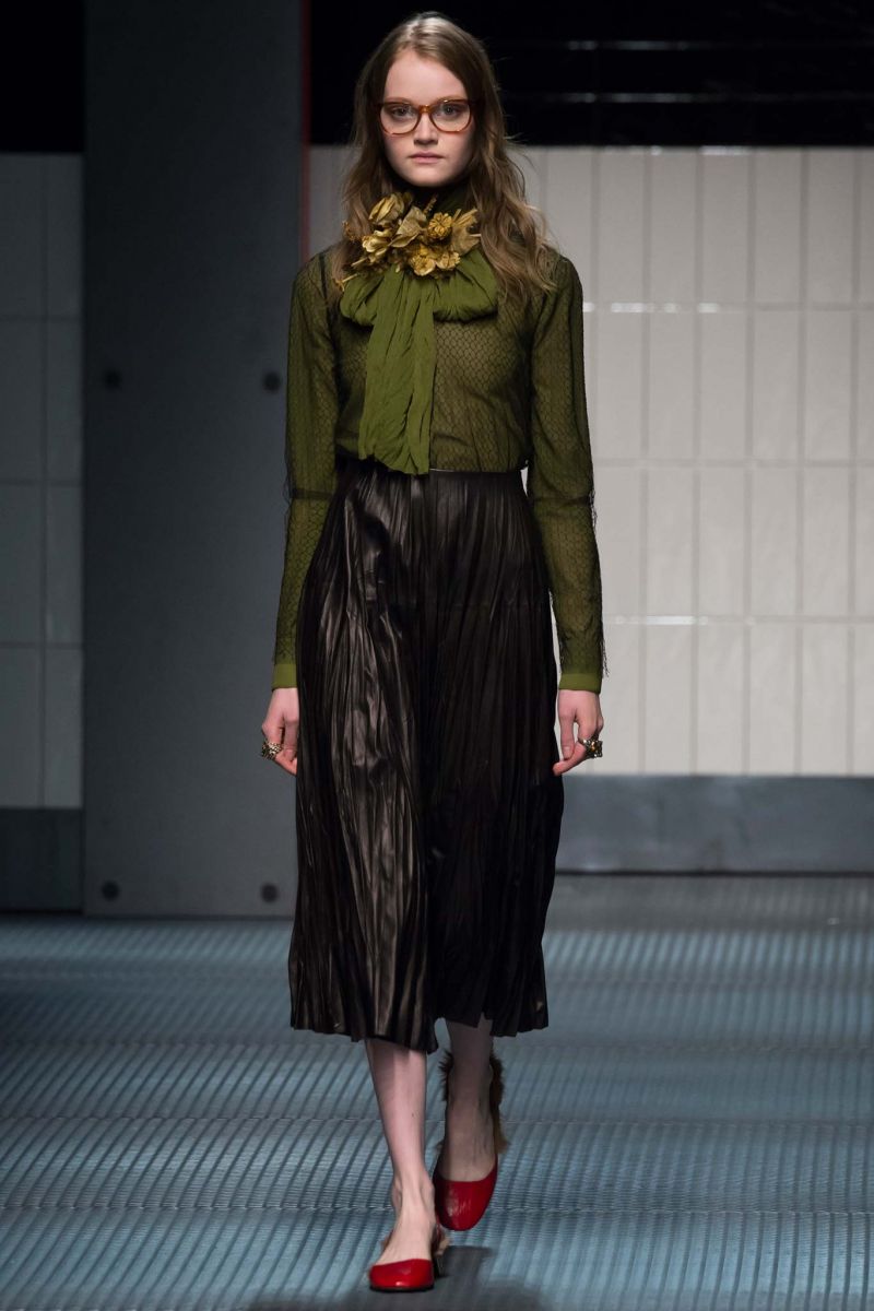 Đỏ mặt với những thiết kế xuyên thấu trong BST Thu 2015 của Gucci