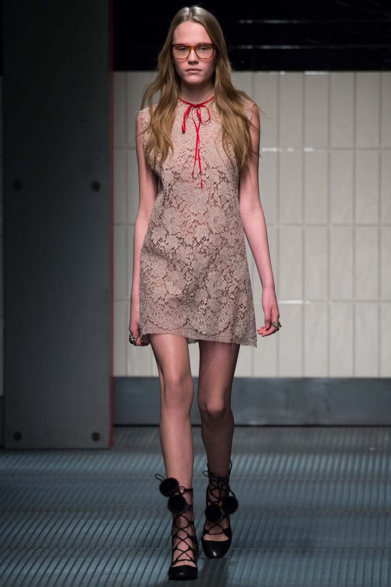 Đỏ mặt với những thiết kế xuyên thấu trong BST Thu 2015 của Gucci