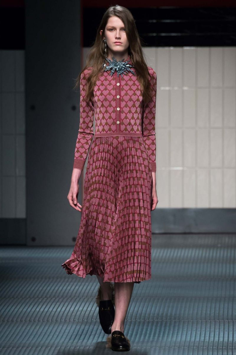 Đỏ mặt với những thiết kế xuyên thấu trong BST Thu 2015 của Gucci