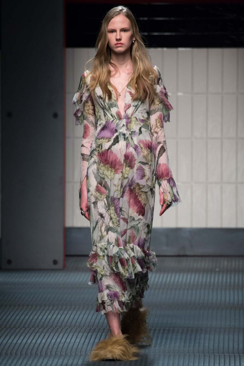 Đỏ mặt với những thiết kế xuyên thấu trong BST Thu 2015 của Gucci