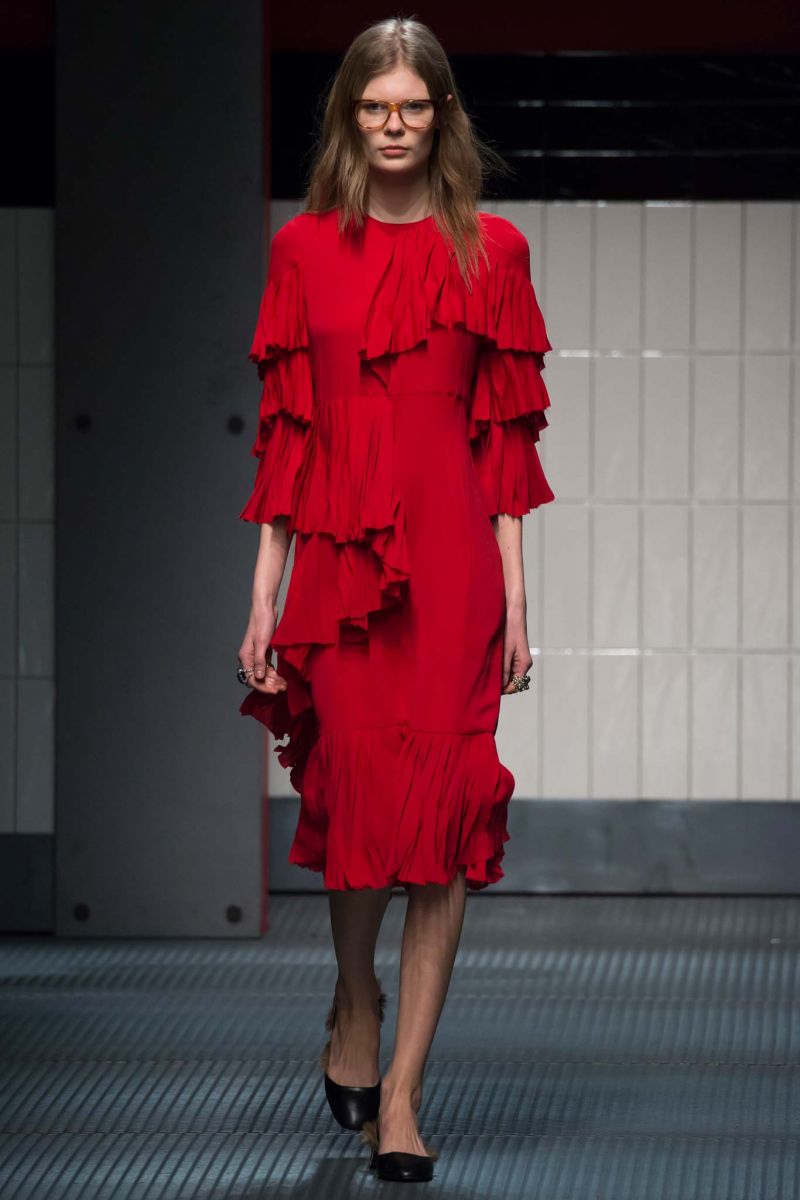 Đỏ mặt với những thiết kế xuyên thấu trong BST Thu 2015 của Gucci