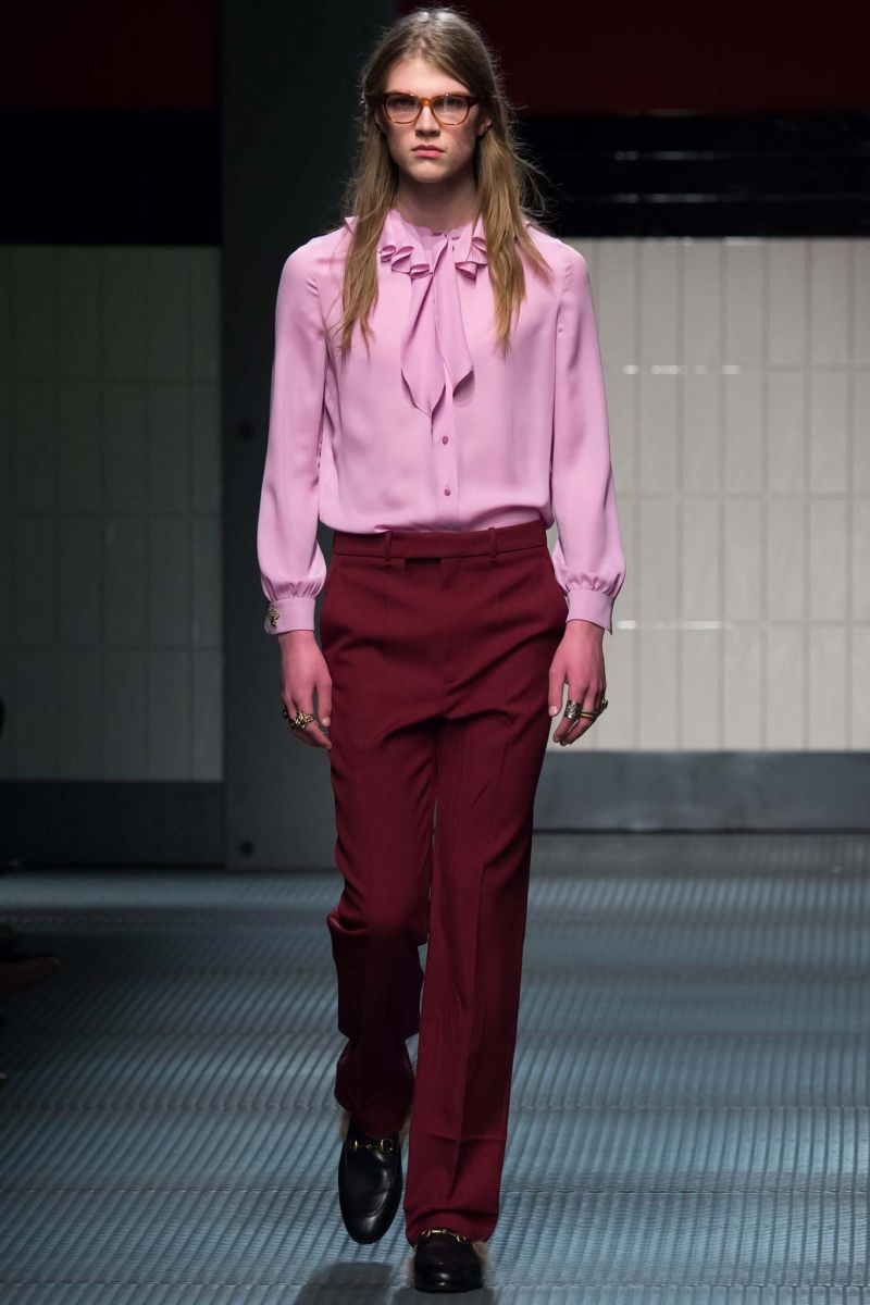 Đỏ mặt với những thiết kế xuyên thấu trong BST Thu 2015 của Gucci