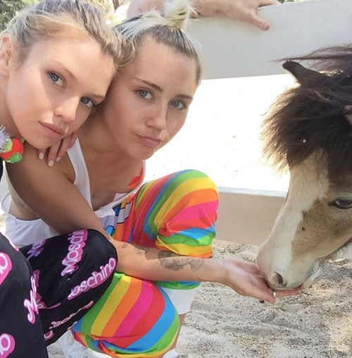 Miley Cyrus bị đồn hẹn hò thiên thần Victoria's Secret 1