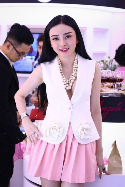 Sao Việt thích thú khoe vòng 1 với áo vest