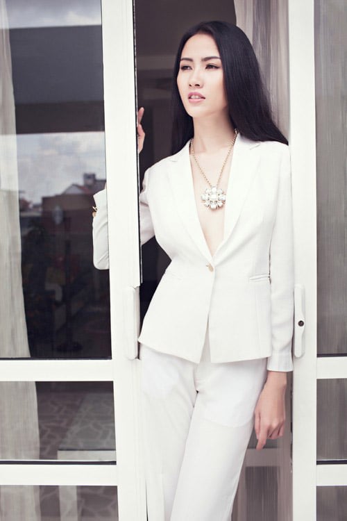Sao Việt thích thú khoe vòng 1 với áo vest