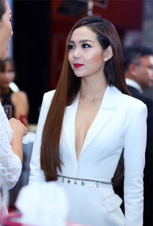 Sao Việt thích thú khoe vòng 1 với áo vest