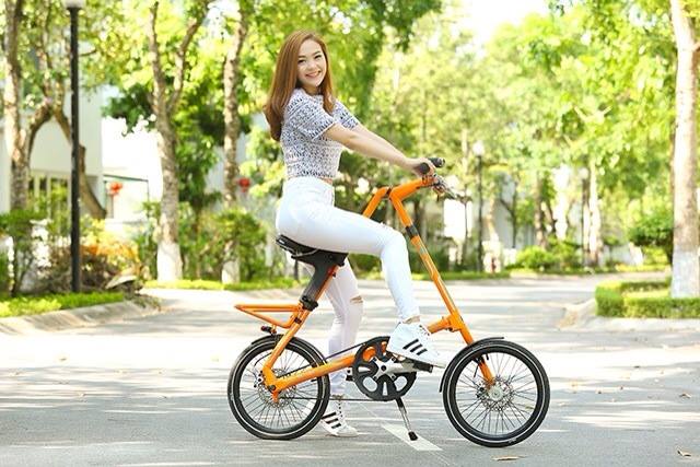 Minh Hằng nhí nhảnh với váy áo họa tiết hợp thời trang