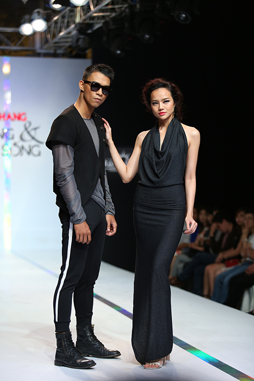 Thanh Hằng catwalk với váy xuyên thấu sexy