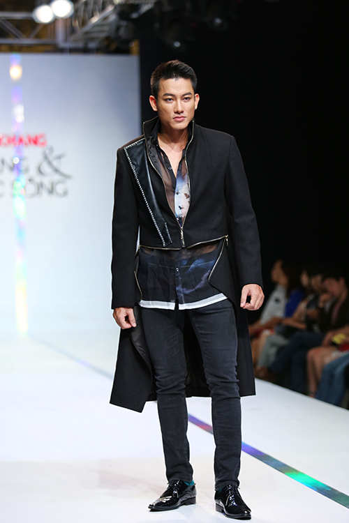 Thanh Hằng catwalk với váy xuyên thấu sexy