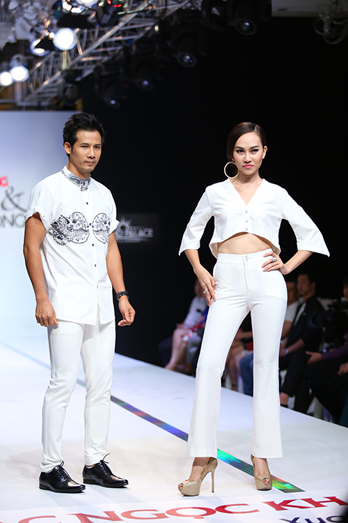 Thanh Hằng catwalk với váy xuyên thấu sexy