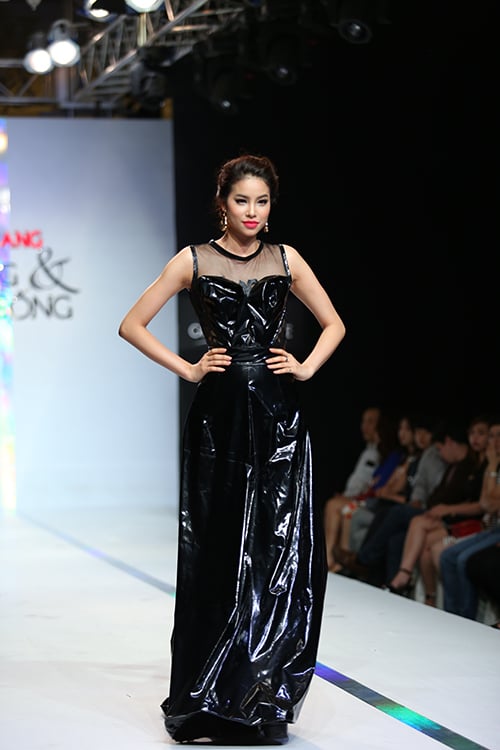 Thanh Hằng catwalk với váy xuyên thấu sexy