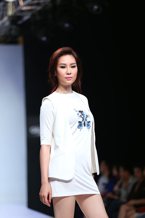 Thanh Hằng catwalk với váy xuyên thấu sexy