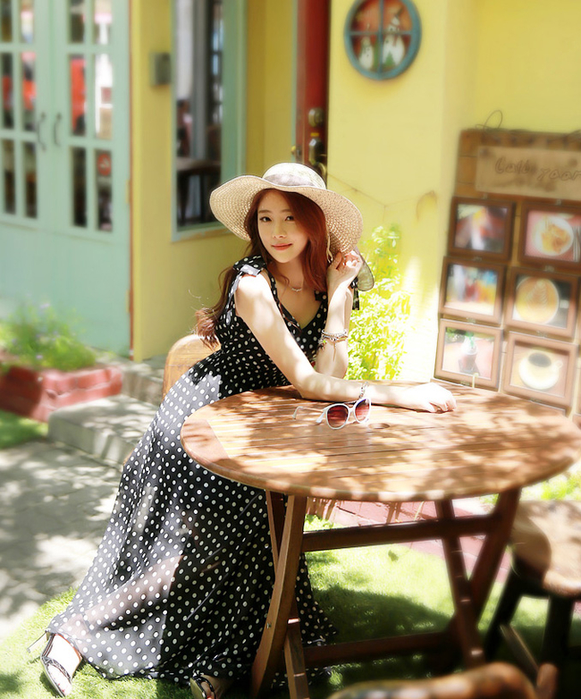 Xuống phố ngày cuối tuần với váy maxi dịu dàng, hợp thời trang