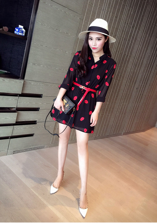 Bắt kịp xu hướng thời trang với váy áo họa tiết đôi môi