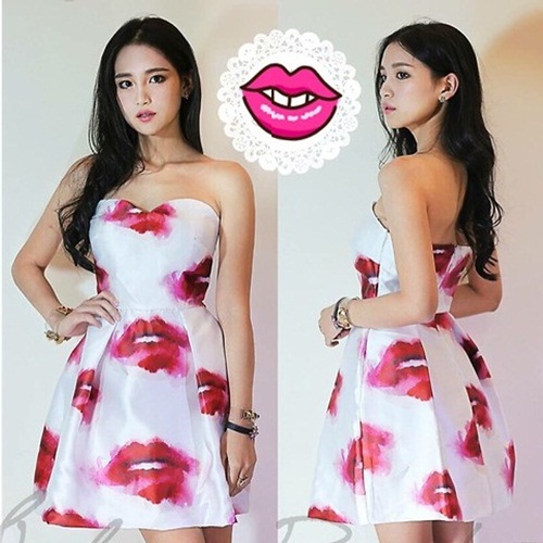 Bắt kịp xu hướng thời trang với váy áo họa tiết đôi môi