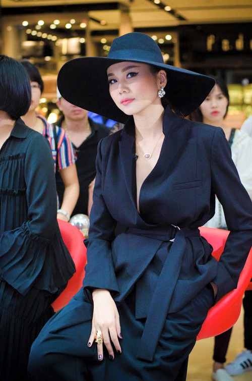 bộ sưu tập khuyên tai của thanh hằng 6